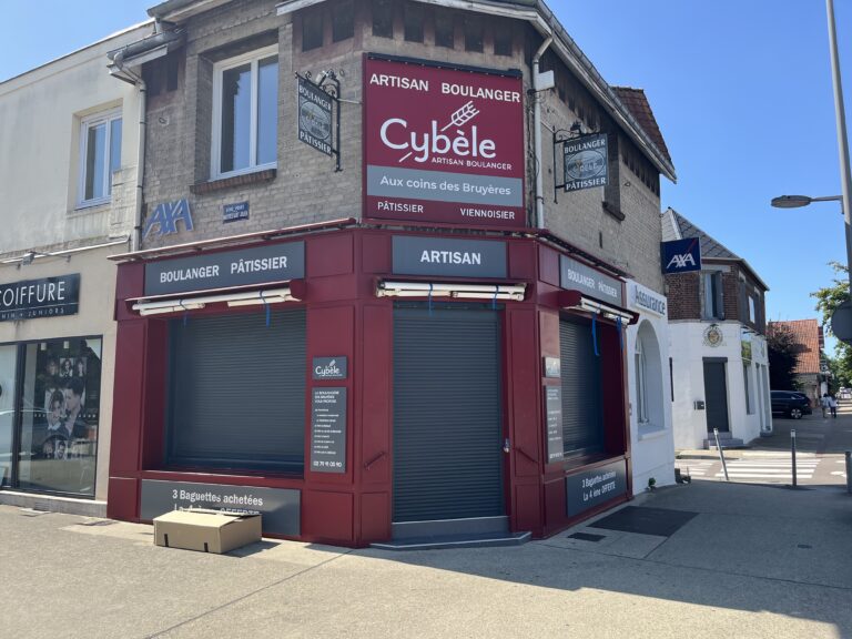 Boulangerie Cybèle avant rentoilage — stores banne avec toiles blanches usées, structure conservée