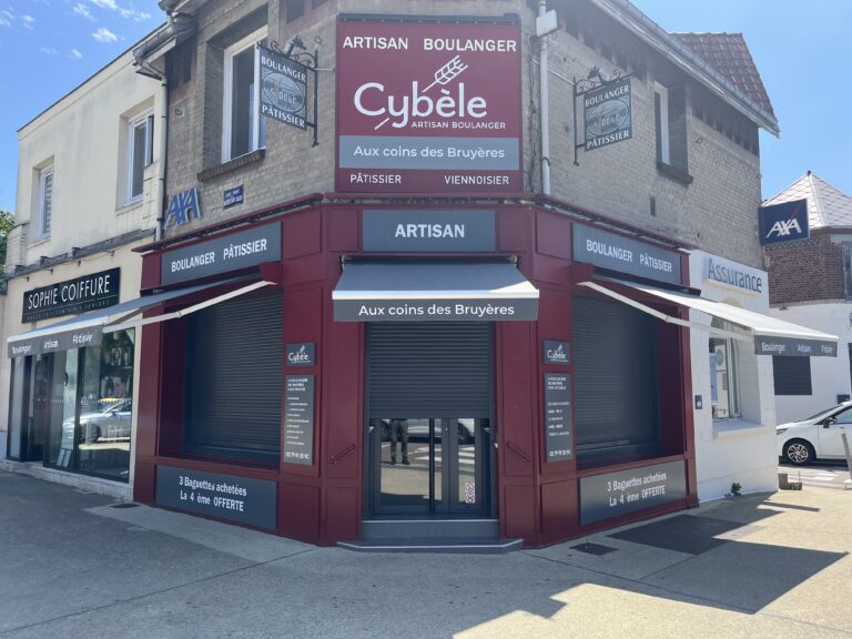 Boulangerie Cybèle après rentoilage — lambrequins marqués « Aux coins des Bruyères » visibles depuis le trottoir